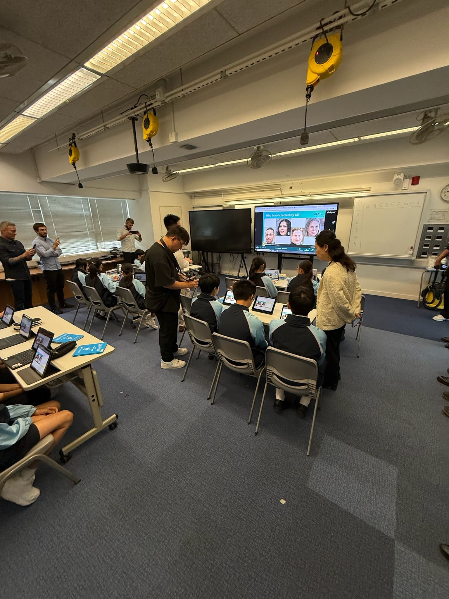 Equipe da missão com educadores locais
