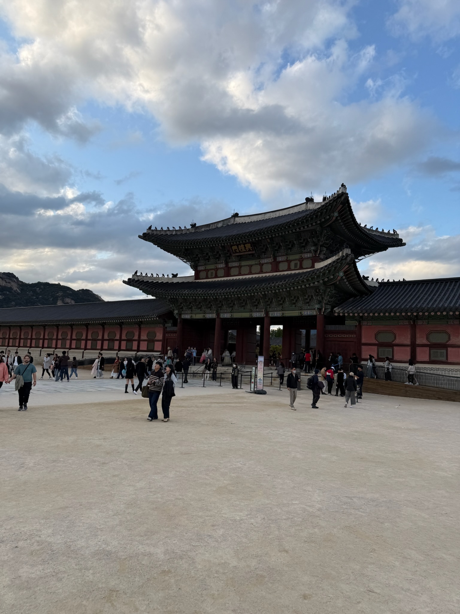 Visitantes com trajes típicos coreanos no palácio