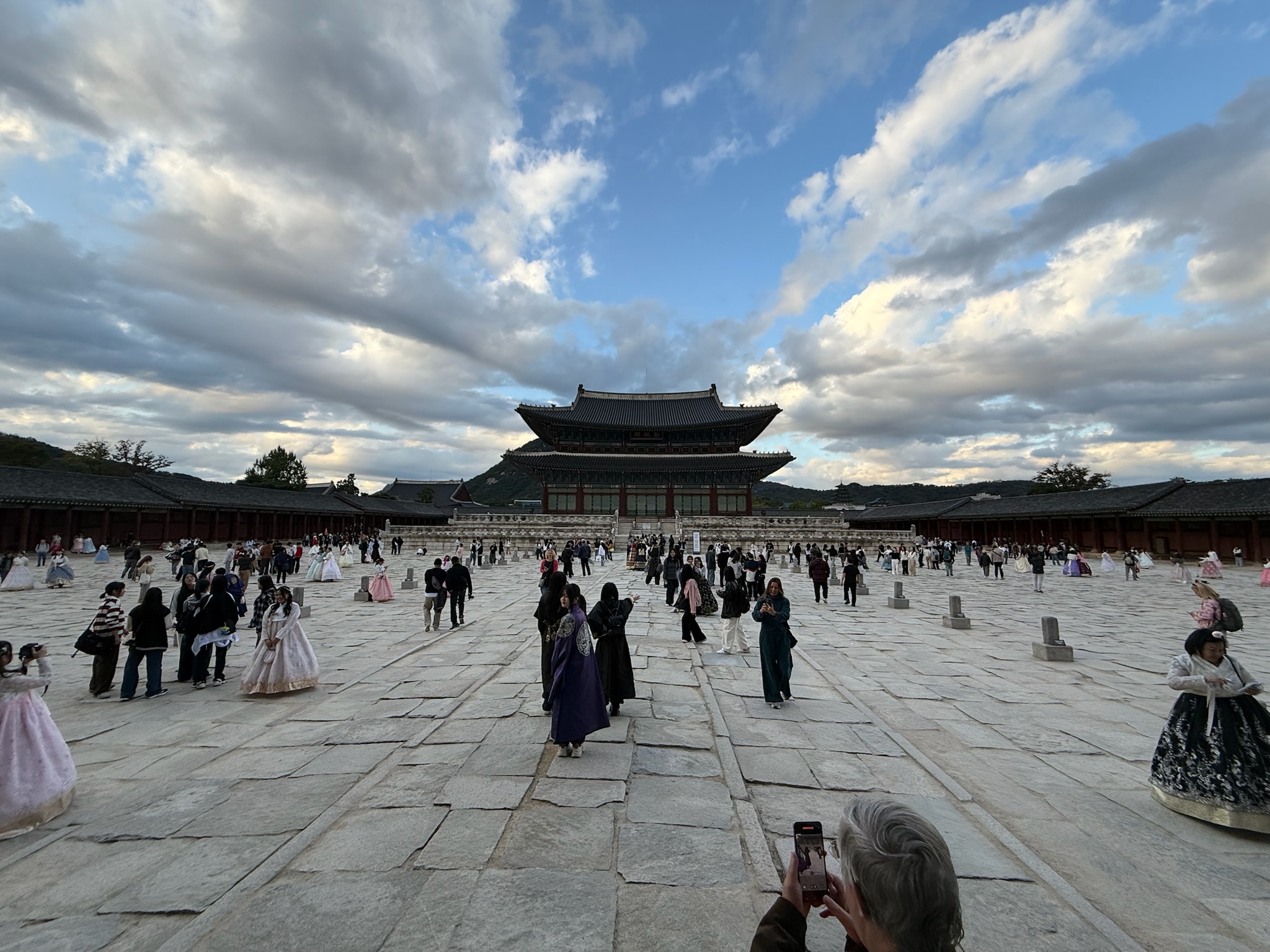 Noite em Myeongdong iluminada