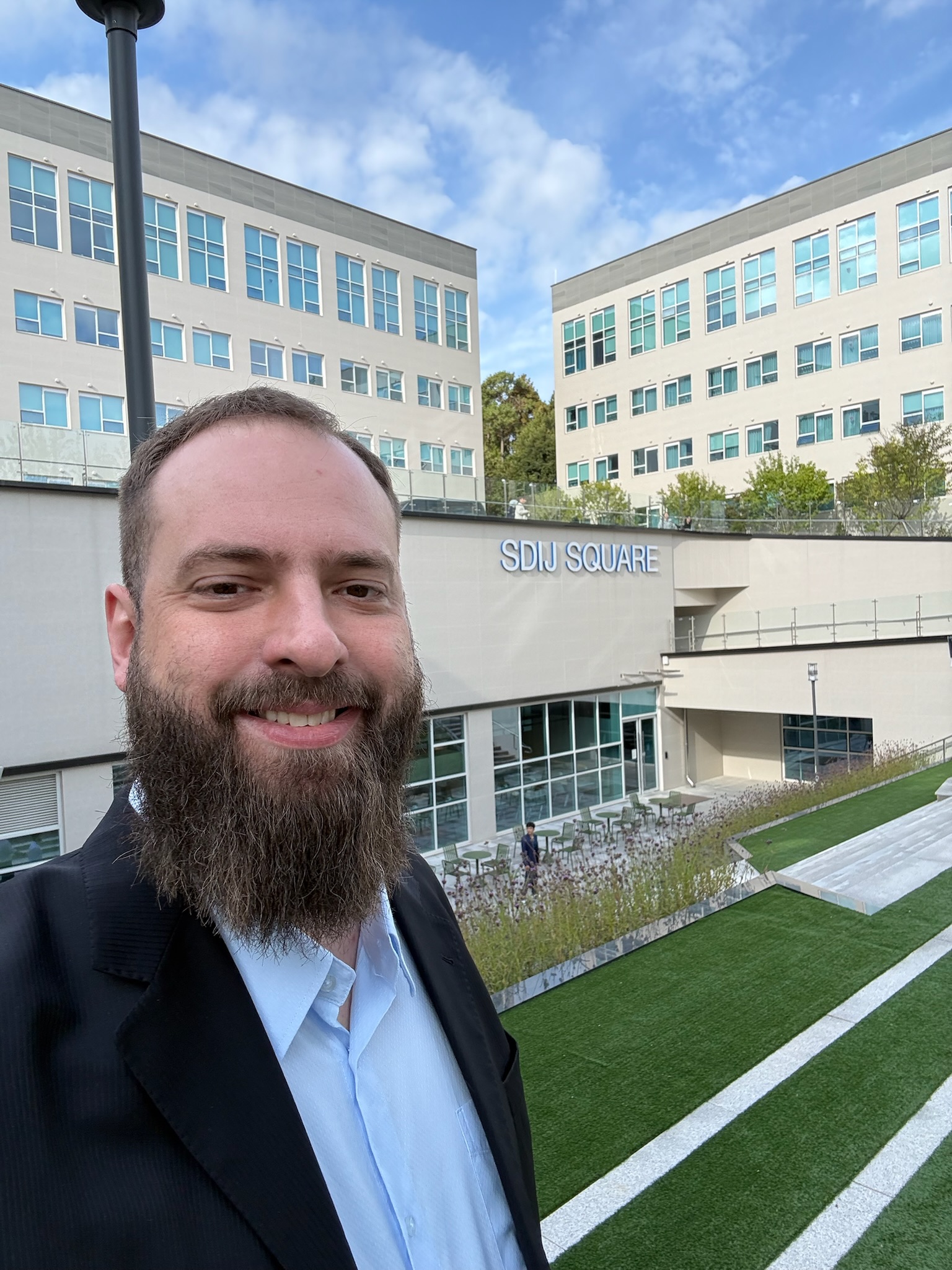 Almoço coreano com frango empanado e acompanhamentos