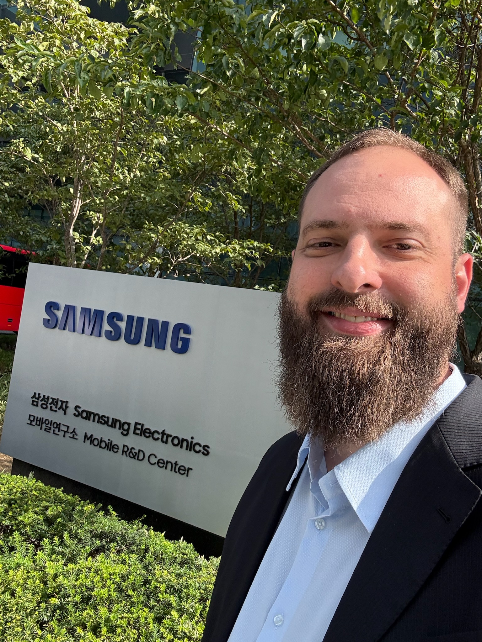 Business Solution Studio com displays e IA aplicada à educação