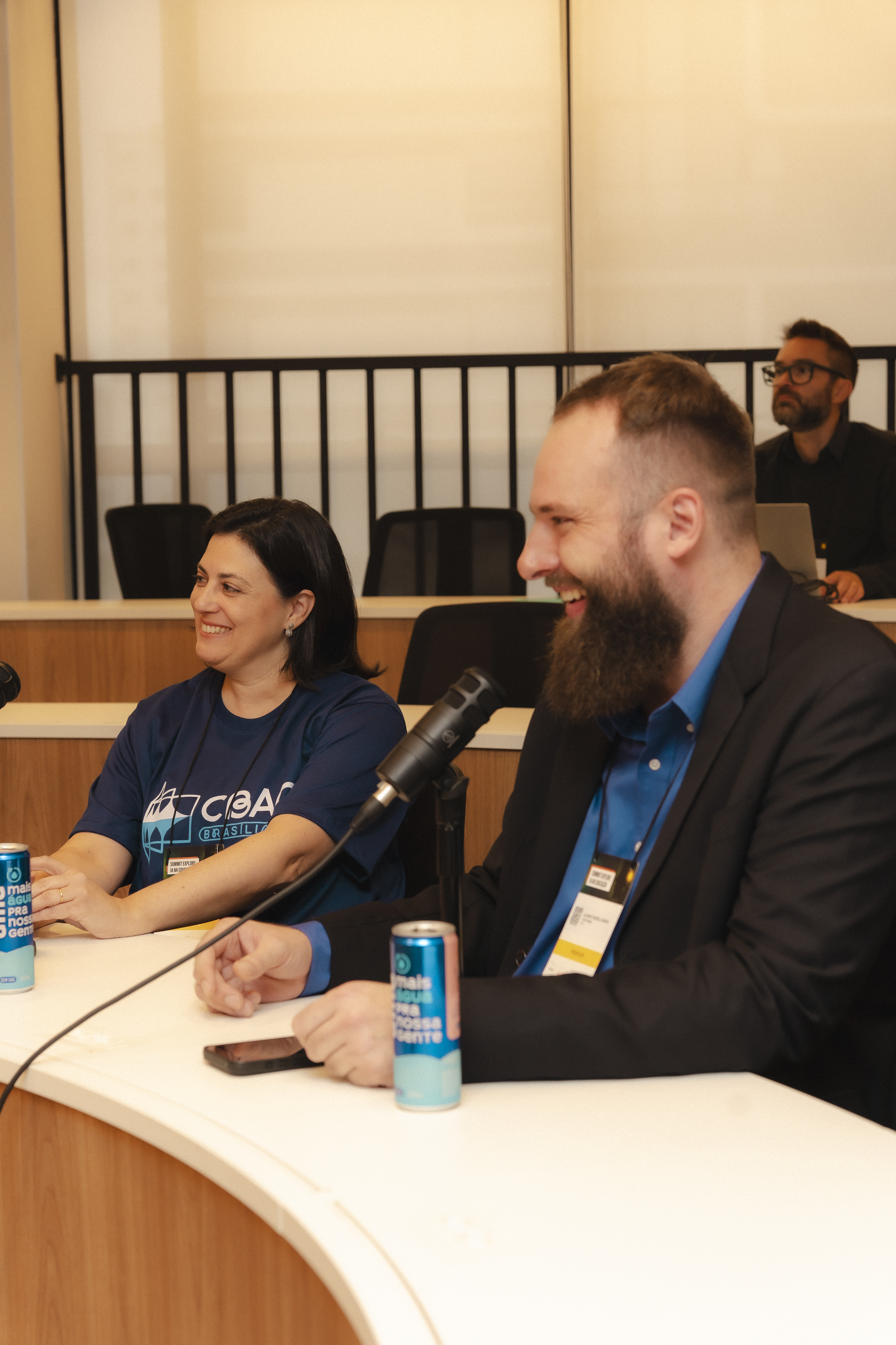 Mesa redonda com discussões estratégicas sobre inteligência artificial